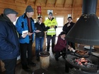Makkaranpaistossa latupirtillä